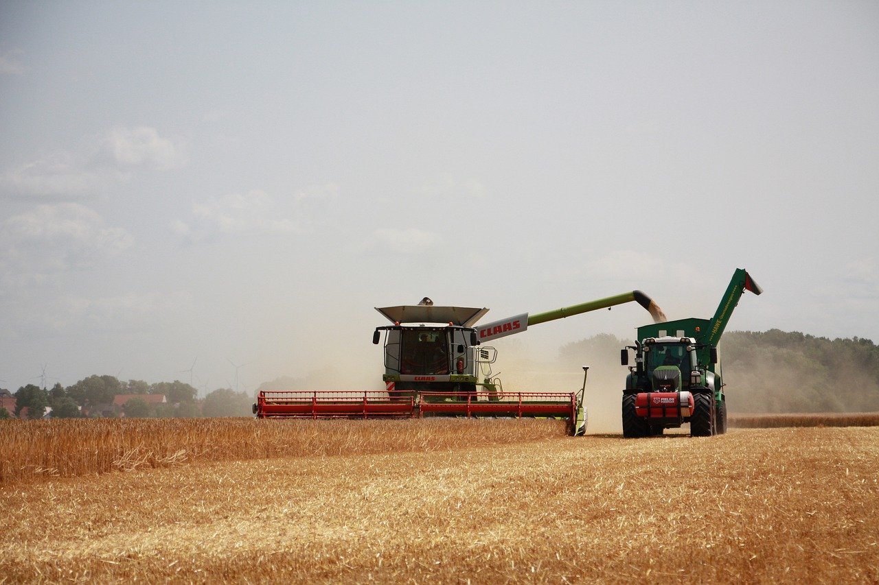 A Importância dos Tratores e Colheitadeiras na Agricultura